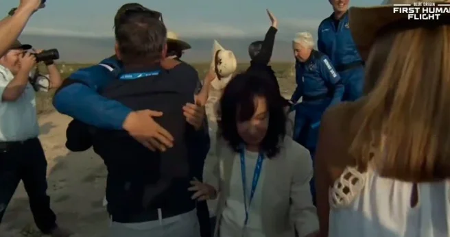 Jeff Bezos volvió a la Tierra tras el primer vuelo al espacio con la nave New Shepard