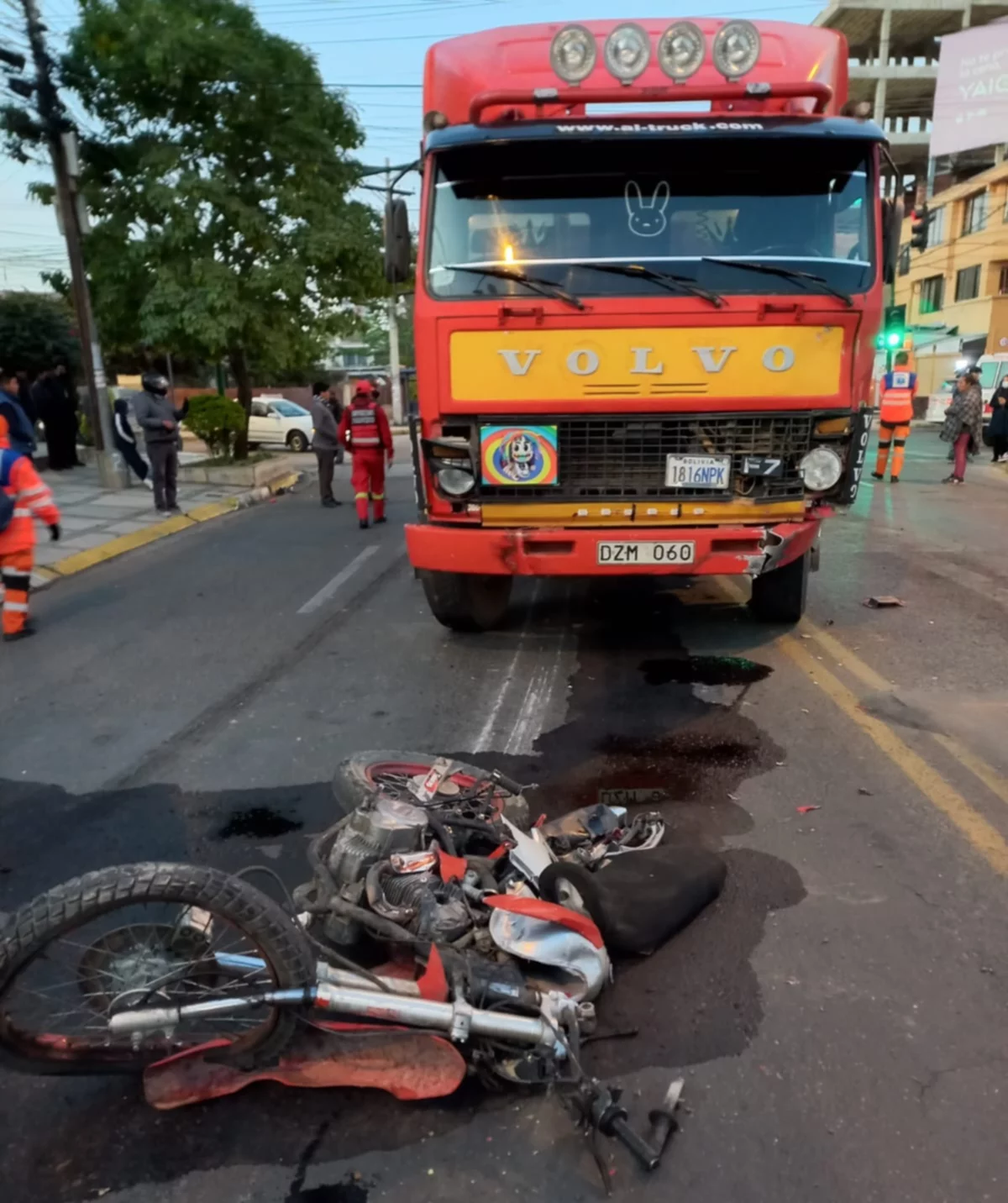 Motociclista muere después de ser atropellado por un carro cisterna.