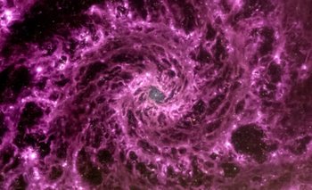 Asombrosa imagen de una galaxia espiral púrpura captada por el telescopio de James Webb