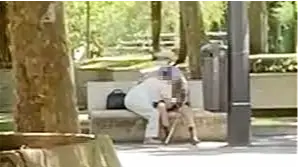[VIDEO] Sorprenden a una pareja de ancianos dando rienda suelta a su pasión en plena vía publica 