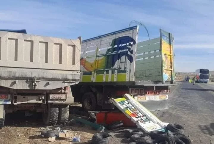 Una volqueta y un camión de carga colisionaron de frente. (Foto: Redes Sociales)