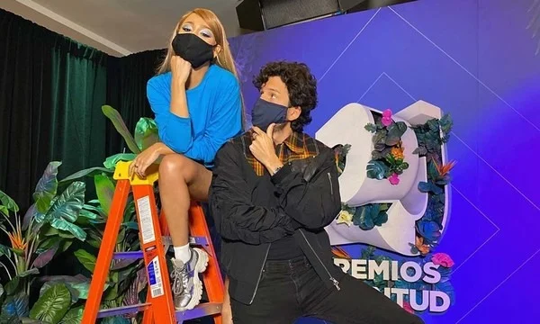 Danna Paola y Sebastián Yatra juntos durante ensayo