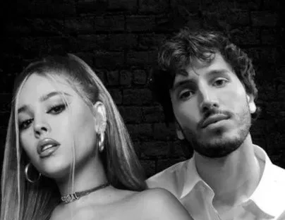 Danna Paola y Sebastián Yatra juntos durante ensayo