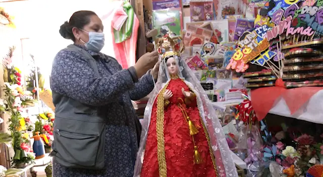 Red Uno_ Artesanas ofrecen su servicio para restaurar imágenes de la virgen.