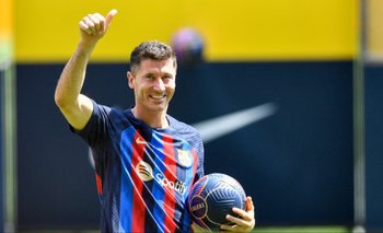 Saludo en catalán y magia con el balón, así se presentó Lewandowsky ante 50 mil personas en el Camp Nou