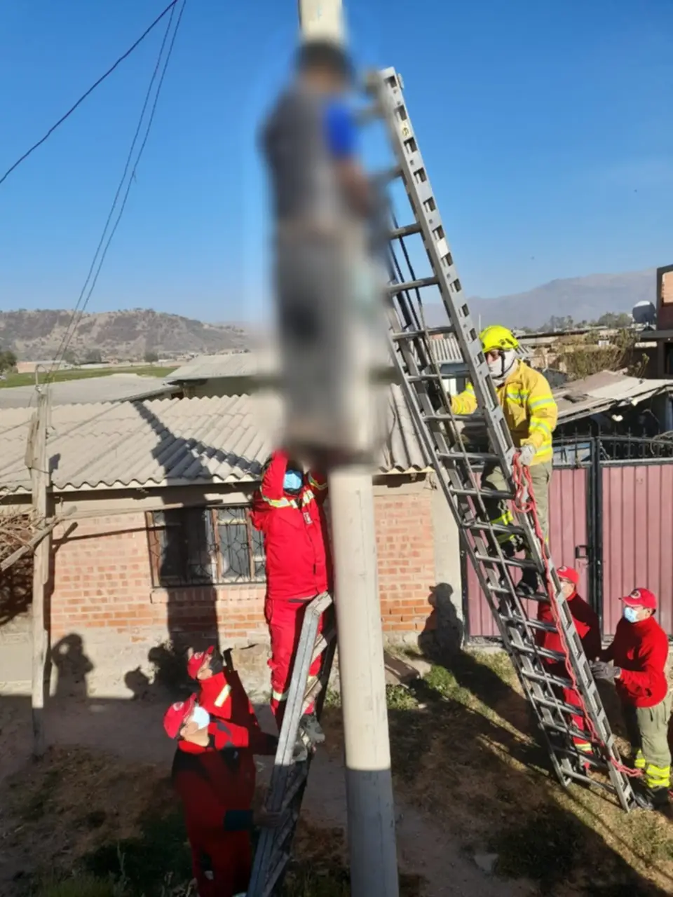 Cuerpo sin vida del hombre de 29 años en un poste de alumbrado público. 