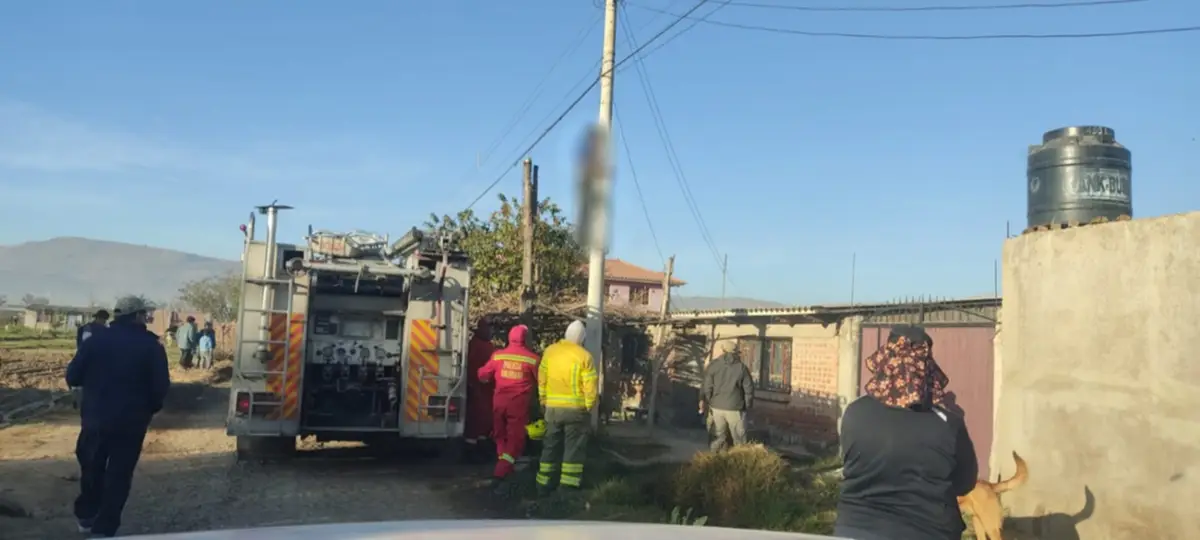 Bomberos de la Policía y la FELCC División Homicidios realizaron el levantamiento del cadáver.