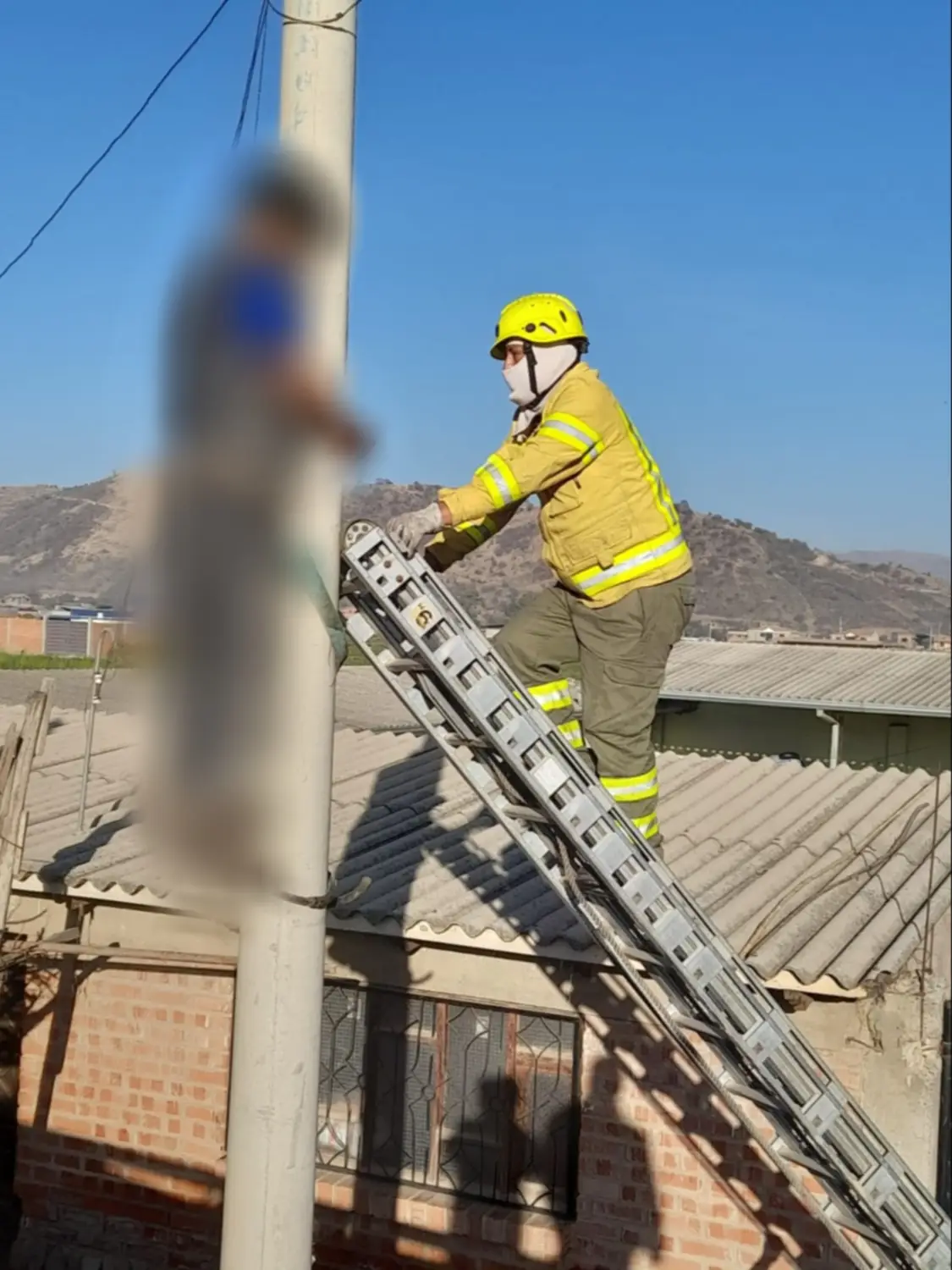 Electricista discutió con su esposa y se colgó de un poste de alumbrado público