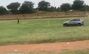 ¡Enloqueció! Aficionado se mete al campo de fútbol con su auto e intenta atropellar al árbitro