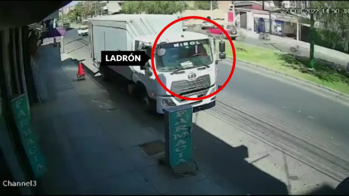 Momento en que el 'descuidista' sustrae objetos de valor de un camión.