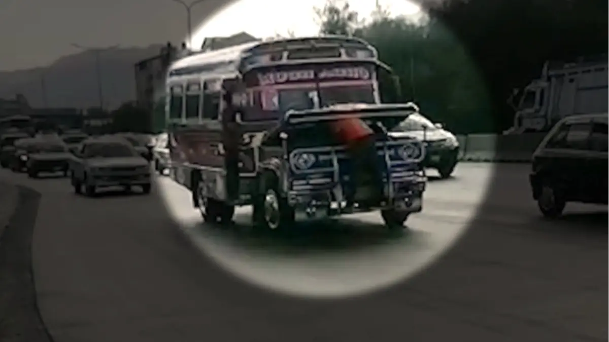 Peligro al volante, micro circula cargando gasolina.