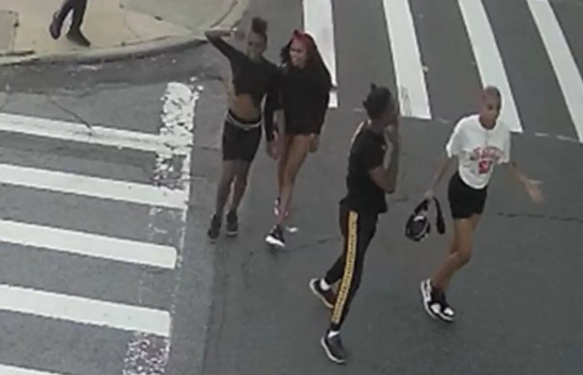 Los menores se van de la escena del crimen, como si nada hubiera pasado. Captura: Twitter