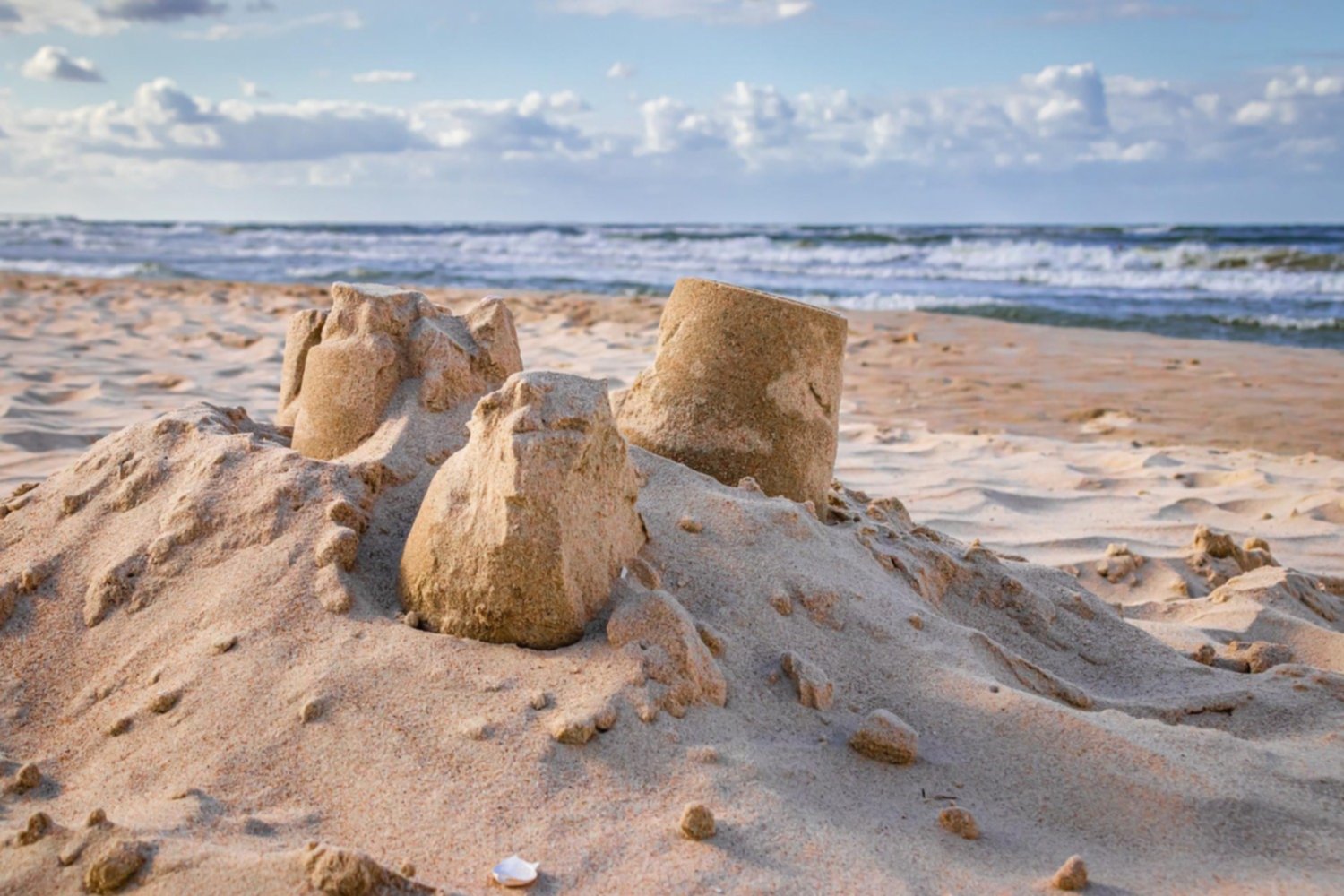 Niño de 11 años construyó un castillo de arena y murió aplastado por su  propia creación - Red Uno de Bolivia