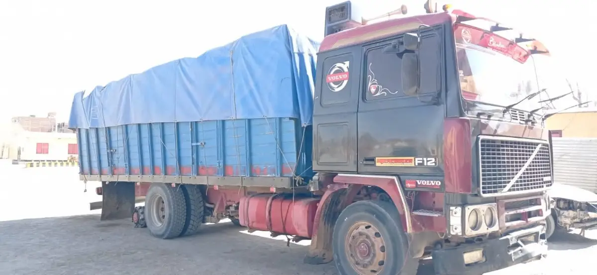 Cuatro camiones repletos de contrabando fueron incautados por militares en Uyuni y Viacha.