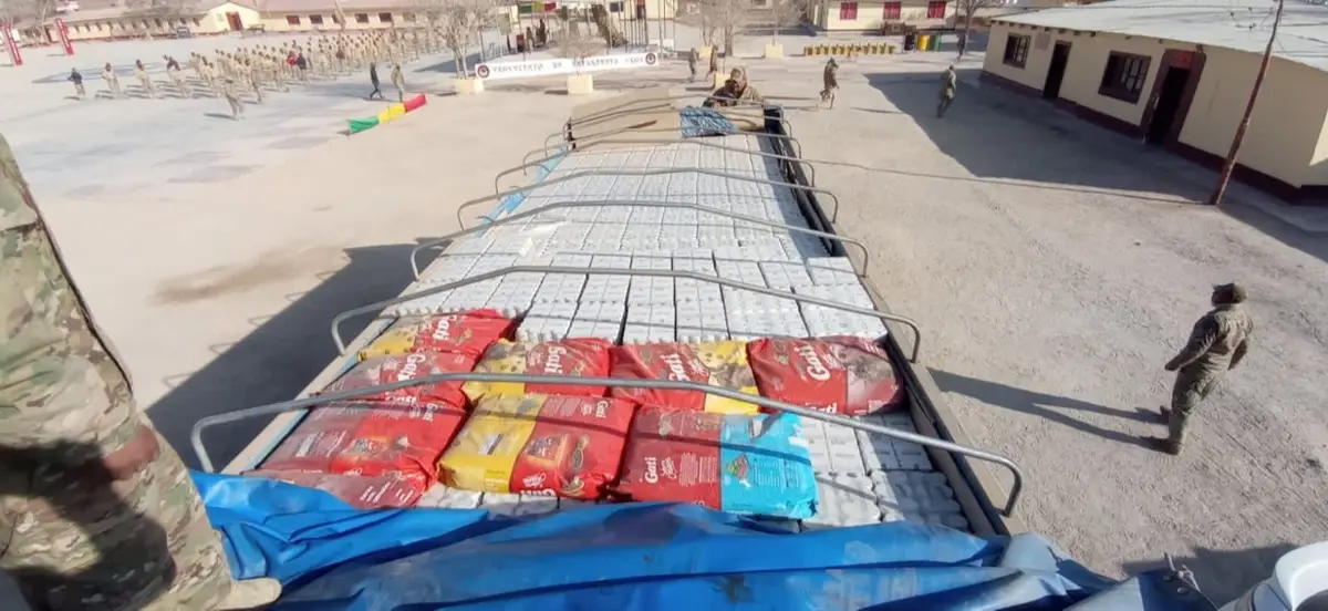 Cuatro camiones repletos de contrabando fueron incautados por militares en Uyuni y Viacha.