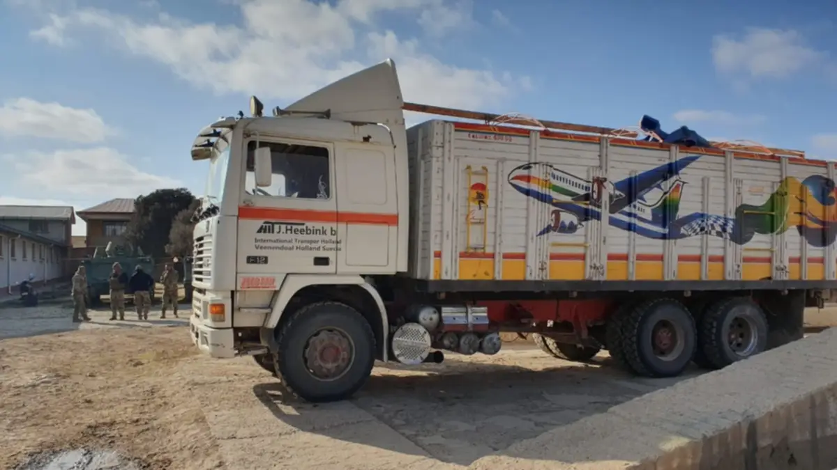 Cuatro camiones repletos de contrabando fueron incautados por militares en Uyuni y Viacha.