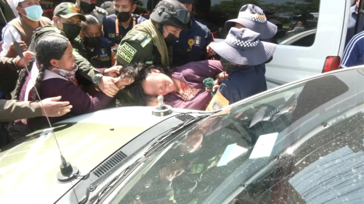 Comerciantes molestas golpearon a la presunta secuestradora en la avenida República.