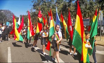 Con el desfile escolar comienzan los festejos patrios en Santa Cruz