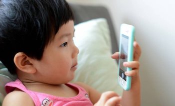 “Adicción al internet”: China considera ley para limitar uso de celulares por niños