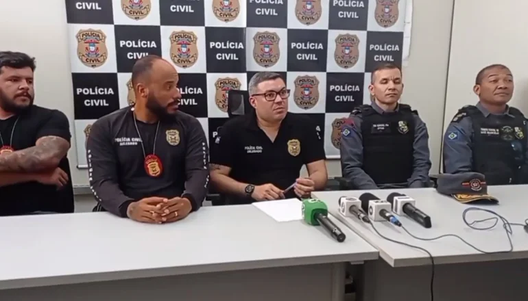 Conferencia de prensa brindada por efectivos policiales. 