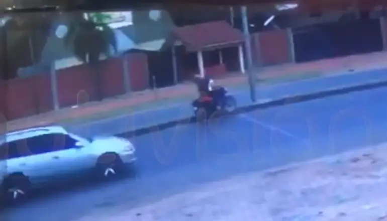Video: Así chocó un motociclista contra un toro en la avenida Virgen de Cotoca