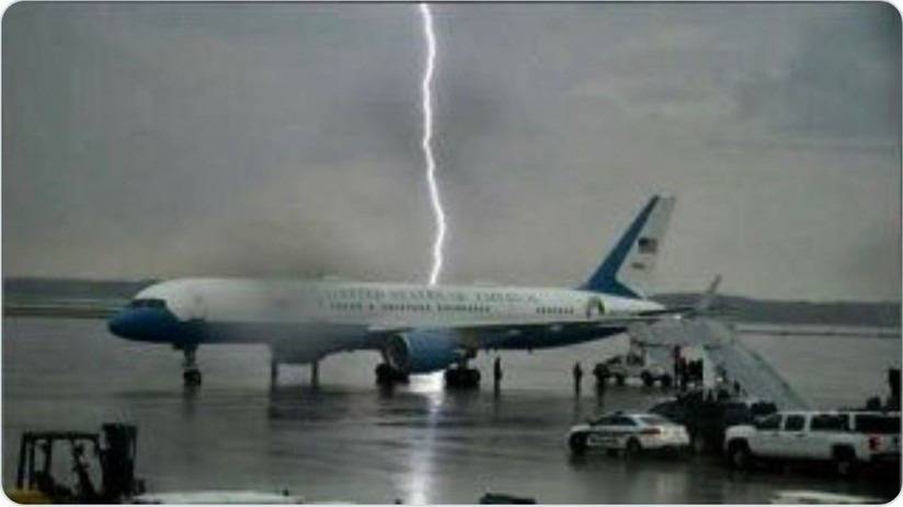 Un rayo cae muy cerca del avión presidencial de Trump Un rayo cae muy cerca del avión presidencial de Trump
