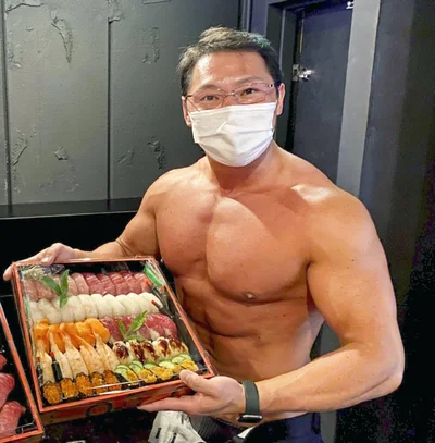 Un restaurante de sushi en Japón creó "Delivery Macho" para aumentar la demanda con fisicoculturistas como repartidores