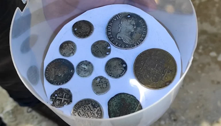 Red Uno_ Encontraron monedas españolas de plata en un tapado en el piso.