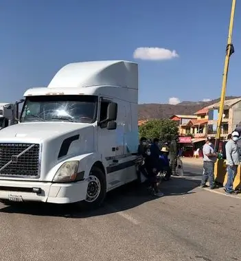 Red Uno_ Camiones están varados en la vía al occidente.