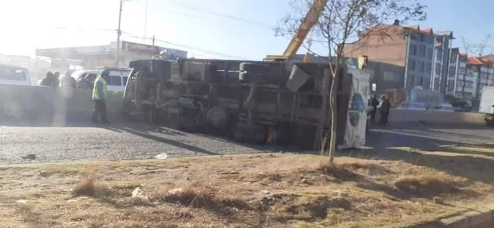 Camión pierde los frenos y se vuelca en El Alto