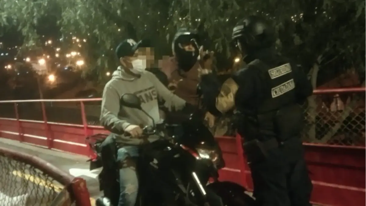 Los dos hombres se identificaron como personal de inteligencia de la Policía.