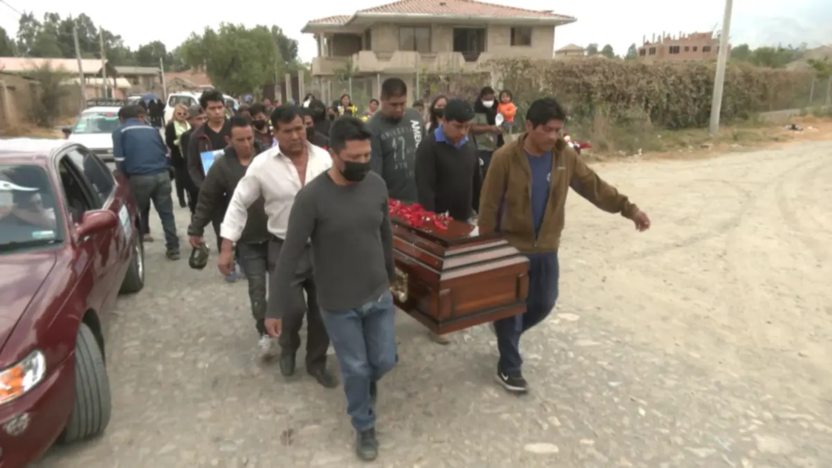 Entierran los restos de Erika en medio de llanto y mucho dolor.