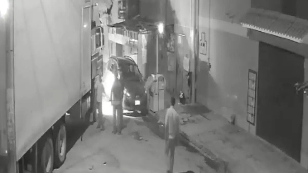 Camión impactó contra un motorizado al ingresar a su garaje.