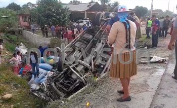 Cinco fallecidos, entre ellos un menor de 11 años, dejó un choque frontal en la ruta Cochabamba - Santa Cruz 