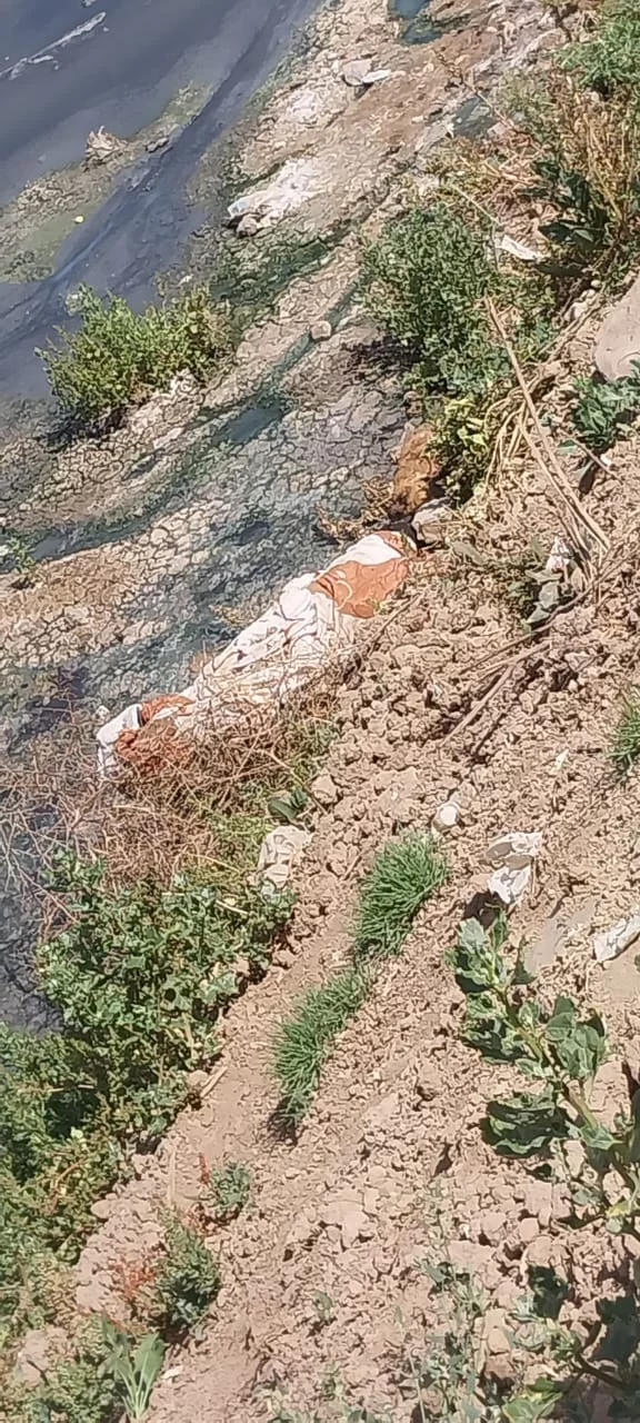 Así fue encontrado el cuerpo sin vida de un hombre cerca al puente de Champarrancho.