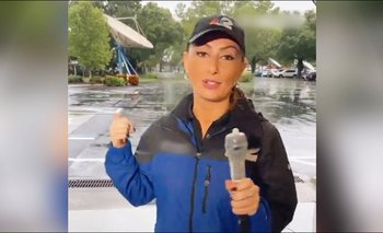Reportera “protege” su micrófono con un preservativo en una transmisión sobre el huracán ‘Ian’