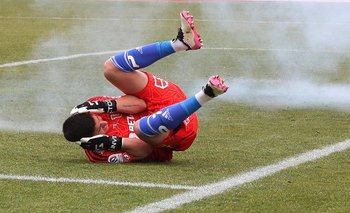 Clásico chileno entre U. Católica y U. de Chile fue suspendido por agresión de hinchas a un jugador 