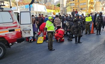 Dos heridos tras vuelco de una moto en la zona de Obrajes en La Paz 