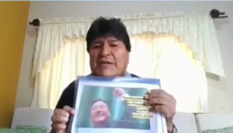 Evo Morales muestra el documento que le fue entregado