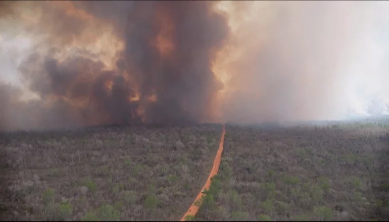 Incendio fuera de control en el área protegida Ñemby Guasu: Tres comunidades amenazadas por las llamas. FOTO: NTV/RED UNO.