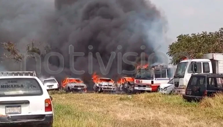 El fuego movilizó a equipos de bomberos de diversas unidades de emergencia para controlar la situación. FOTO:NTV/RED UNO.