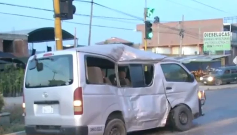 Aparatoso accidente entre un minibús y un camión en la avenida Villazón