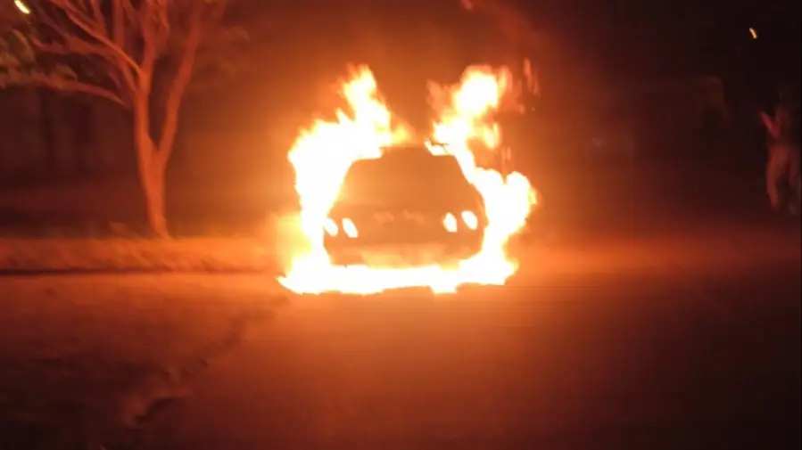 "¡Le prendió fuego!": No permitió que su vehículo sea decomisado por Aduana