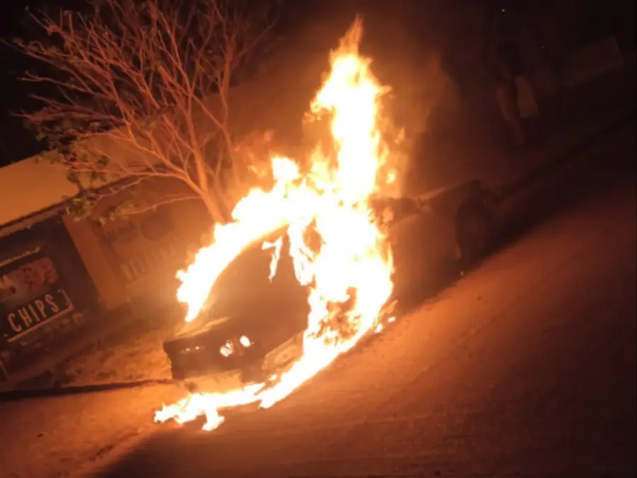 "¡Le prendió fuego!": No permitió que su vehículo sea decomisado por Aduana