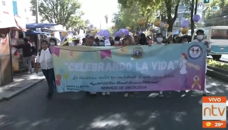 Niños que vencieron el cáncer marcharon junto a su familia y médicos. Imagen captura de pantalla.