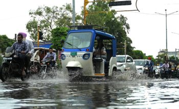 Torrenciales lluvias dejan bajo el agua a una ciudad en India