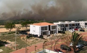 Incendio de magnitud amenaza viviendas en la vía Porongo - Santa Cruz