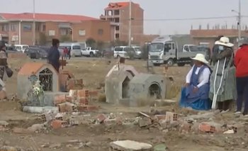 El Alto: Encontraron los restos de sus hijos entre los escombros de nichos demolidos