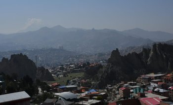 Cielos contaminados y un manto de humo cubren a la ciudad de La Paz