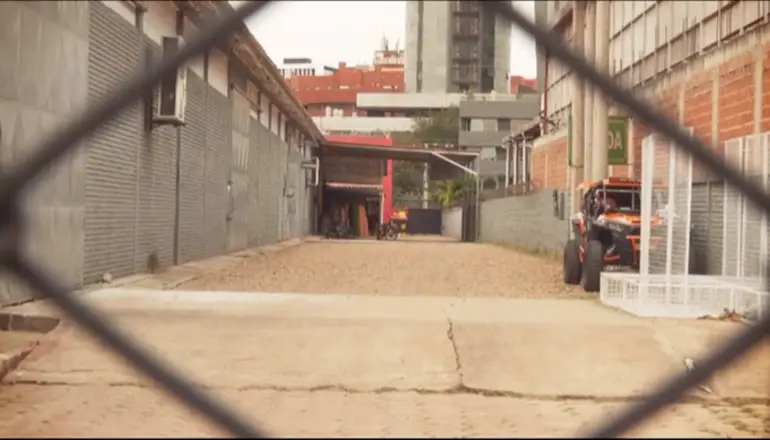 Allanan y precintan empresa dedicada a la importación de artículos, presuntamente vinculada a Marset. FOTO: NTV/RED UNO.